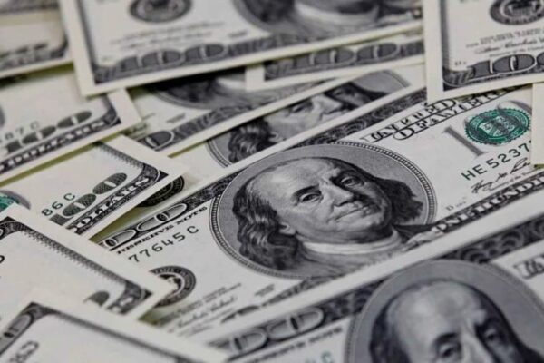 Dólar fecha o último pregão cotado a R$ 5,06